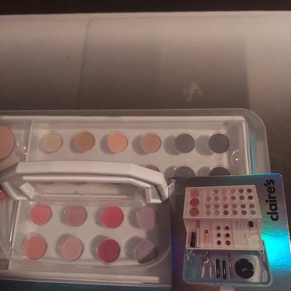 Claire's Eye Shadow Makeup kit new with tags Caboodle style storage box - Picture 2 of 6